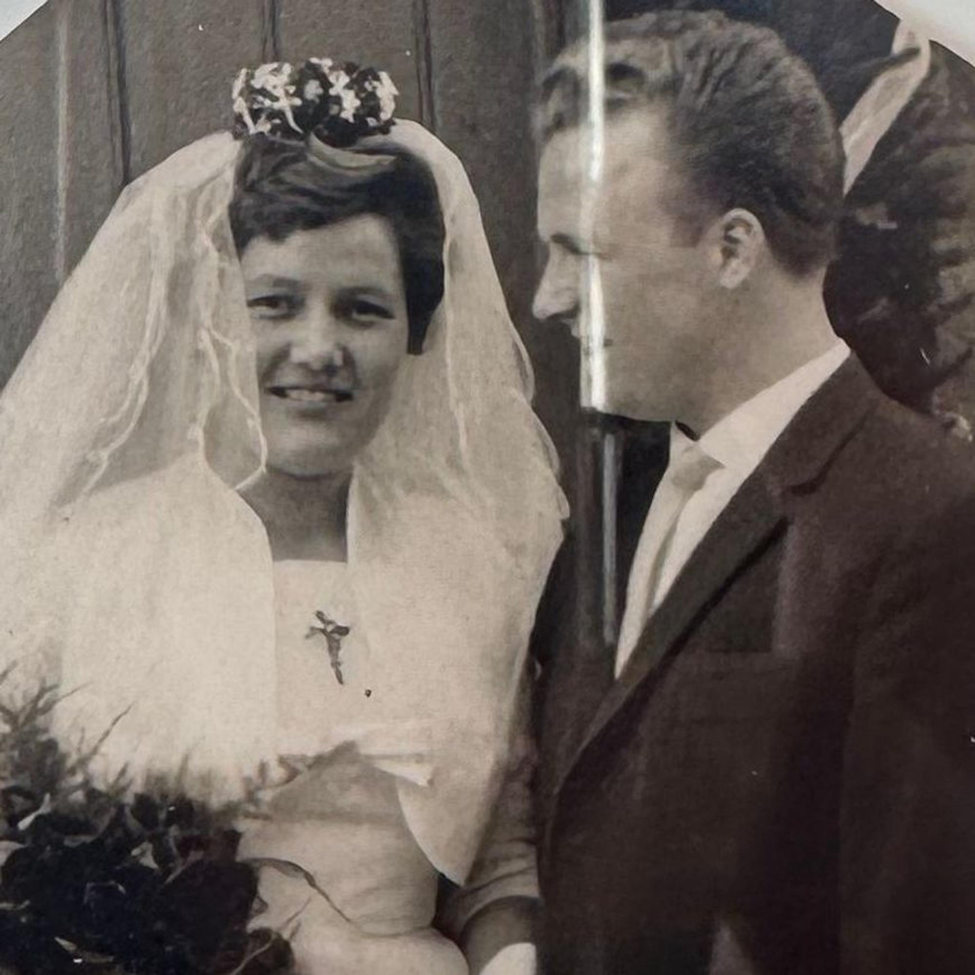 Zu sehen ist die Schwarz-Weiß-Aufnahme eines Ehepaares am Tag seiner Hochzeit.