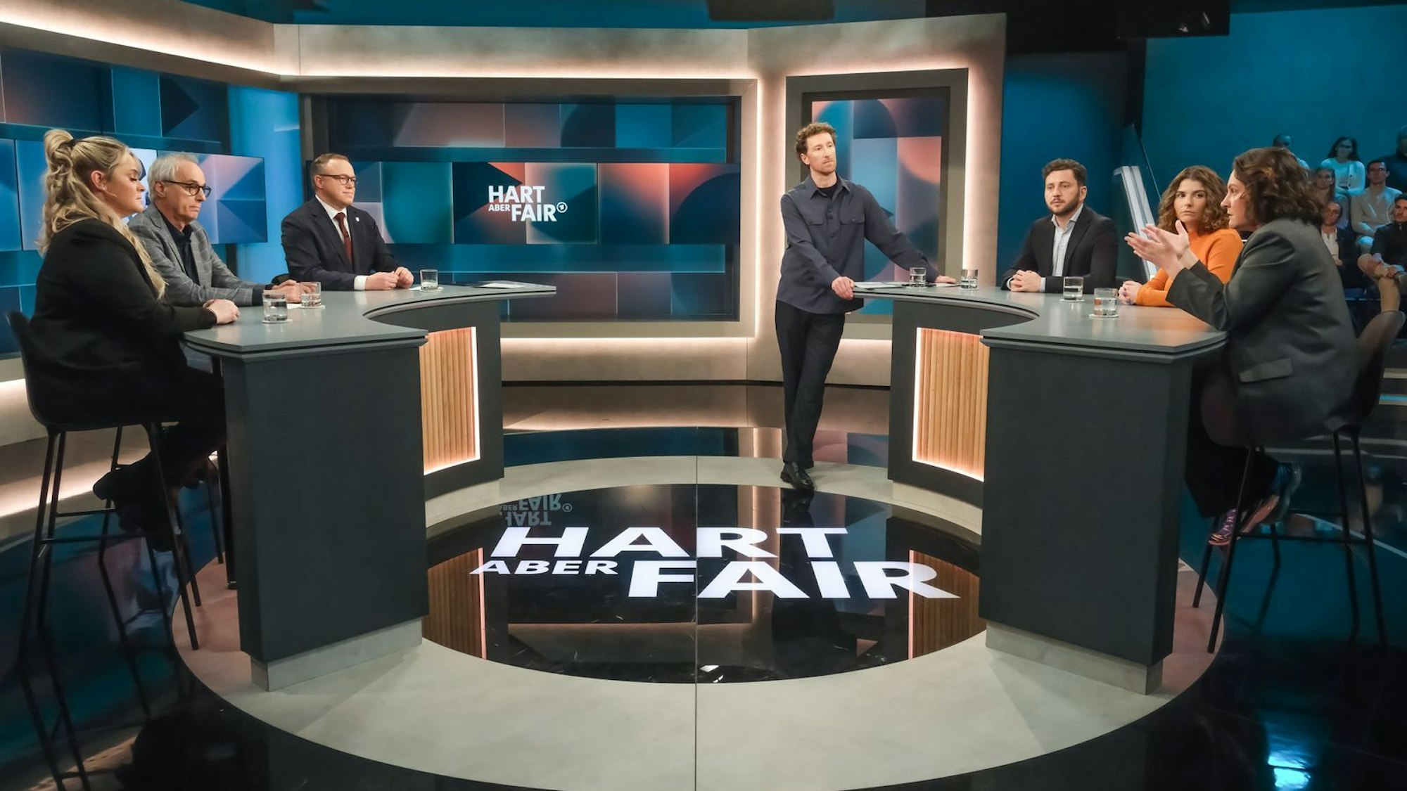 Wem vertrauen die Deutschen im Superwahljahr? Darüber diskutierte Moderator Louis Klamroth mit seinen Gästen in „Hart aber fair“ (Bild: WDR/Oliver Ziebe)