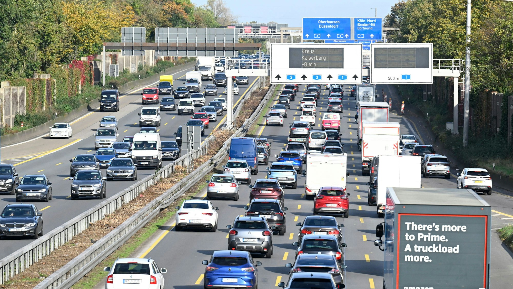 Fahrzeuge stehen auf der A1 bei Leverkusen im Stau (Archivfoto).