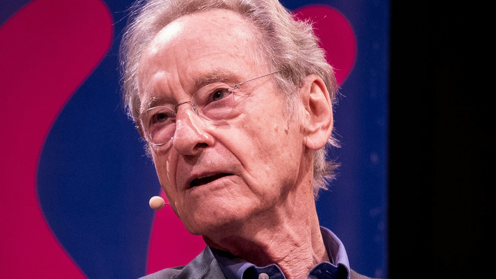 Ein Mann spricht mit einem Headset-Mikrofon.