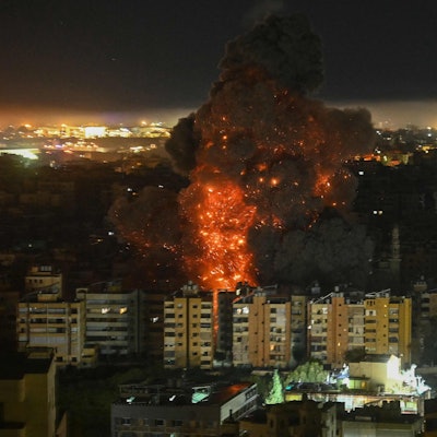 Eine Explosion ist nach einem israelischen Angriff auf Beirut zu sehen.
