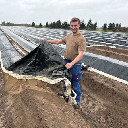 Max Fritzen hält die Folie hoch.