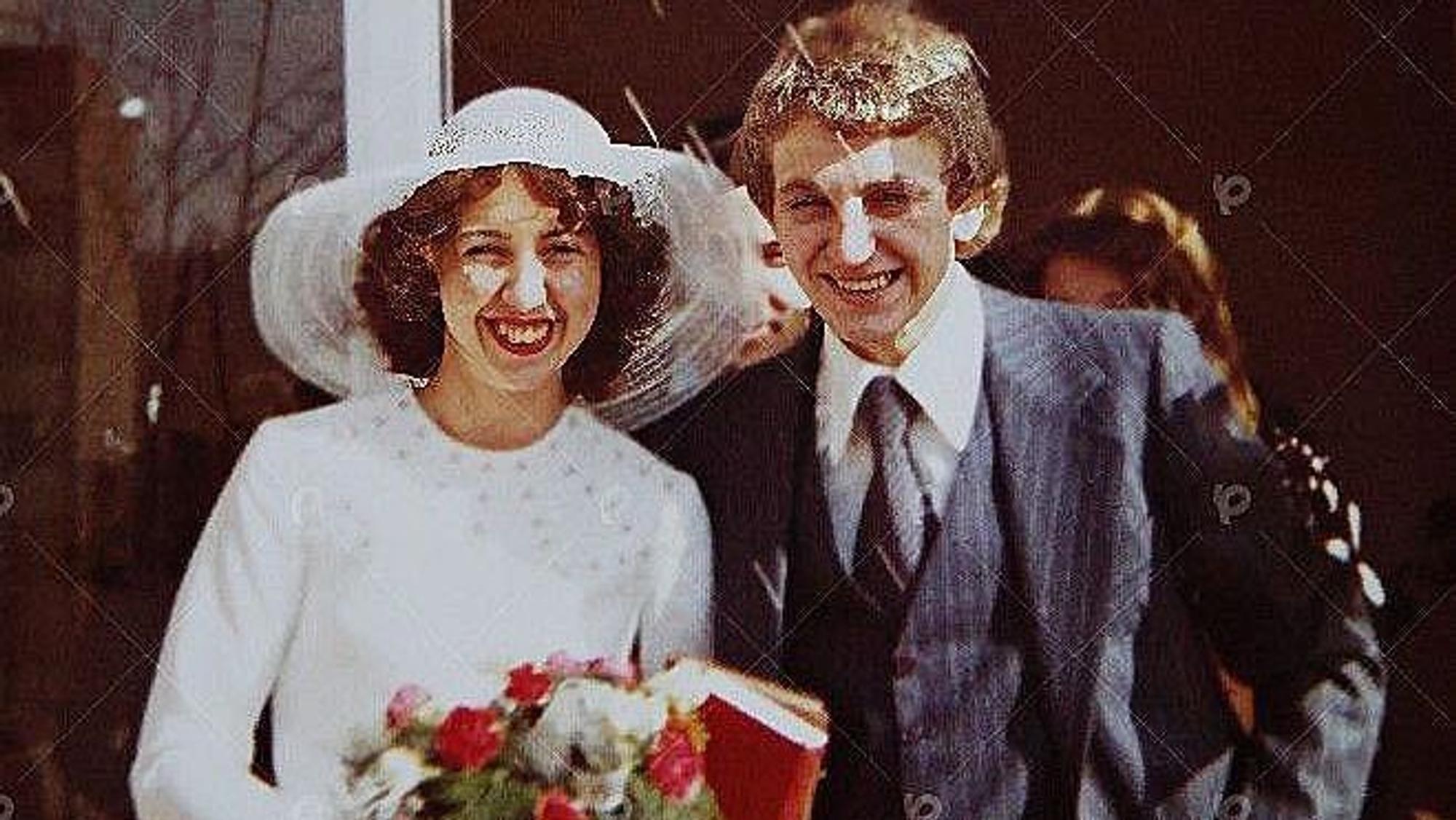 Ein Ehepaar an seinem Hochzeitstag.