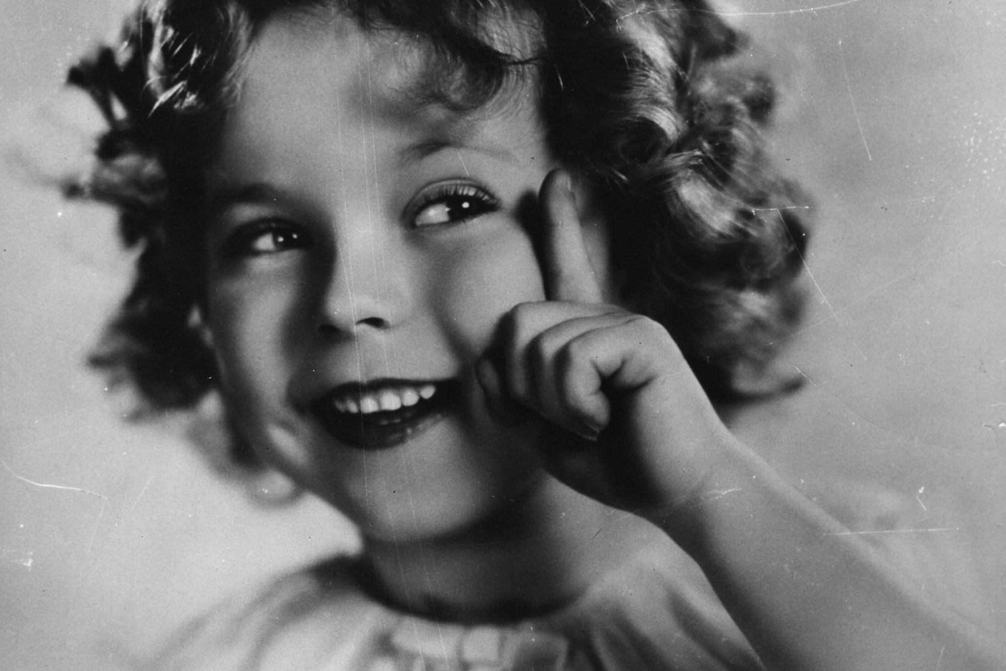 Bs heute die jüngste Preisträgerin aller Zeiten: Shirley Temple war gerade mal sechs Jahre alt, als sie 1934 die Trophäe entgegennahm. (Bild: Hulton Archive/Getty Images)