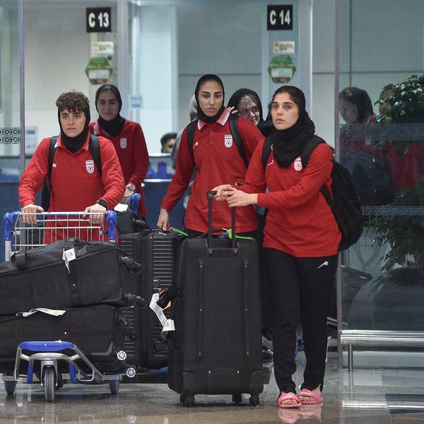 Spielerinnen der iranischen Fußball-Nationalmannschaft nach ihrer Landung in Kuala Lumpur. Die meisten Team-Mitglieder entschieden sich für eine Rückkehr in ihre Heimat.