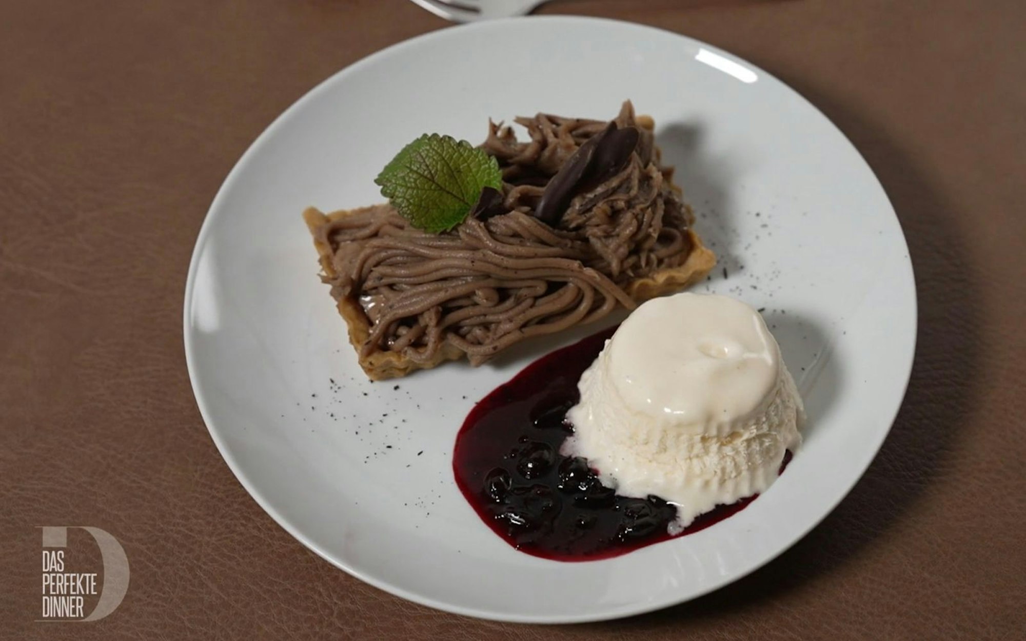 Nicht nur mit ihrem Dessert - Maronen-Törtchen mit Vanille-Parfait und Cassis - will Carina Mann und Nation von ihrem Kochtalent überzeugen. (Bild: RTL)