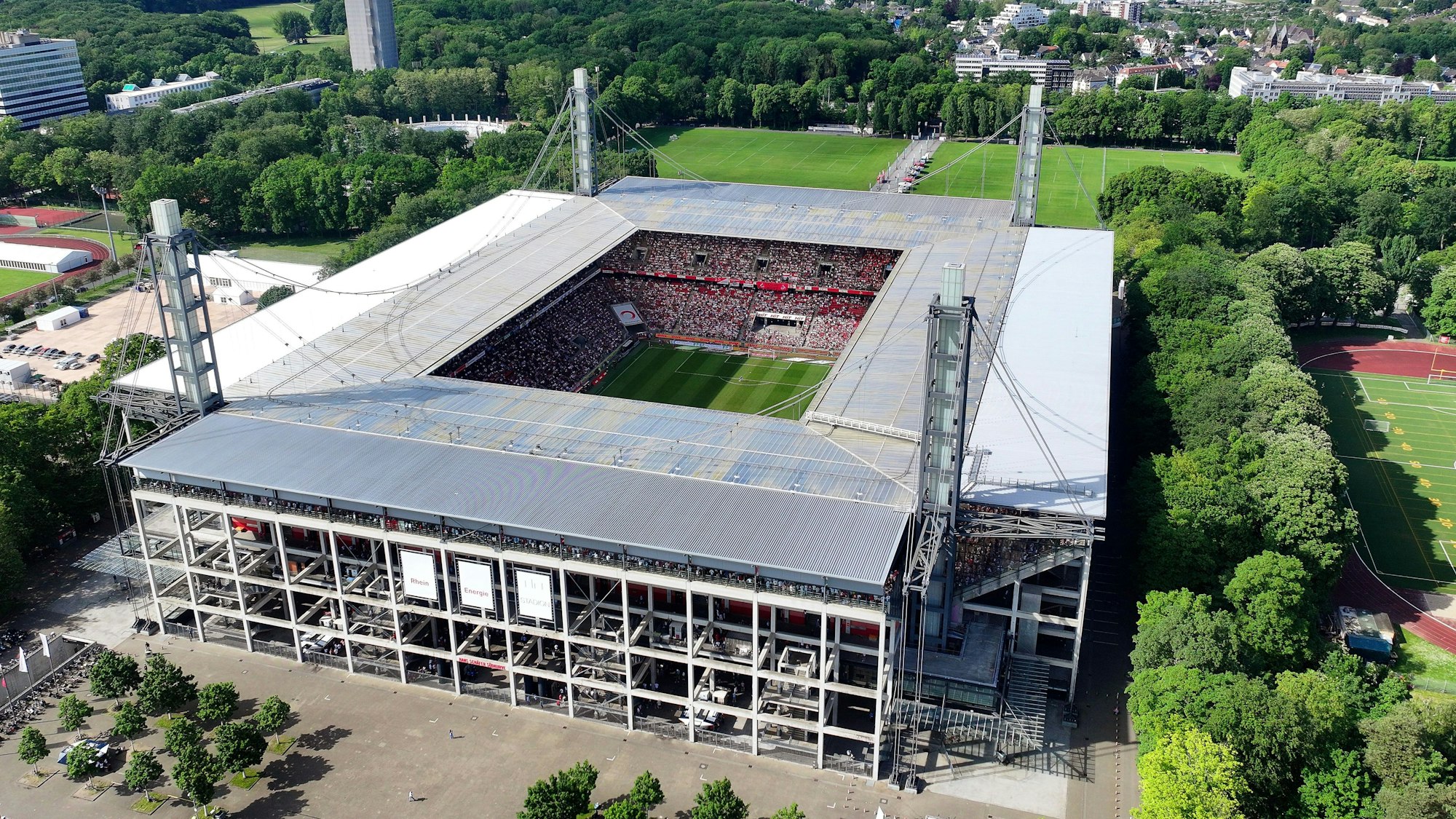 Blick aus der Luft auf das Rhein-Energie-Stadion