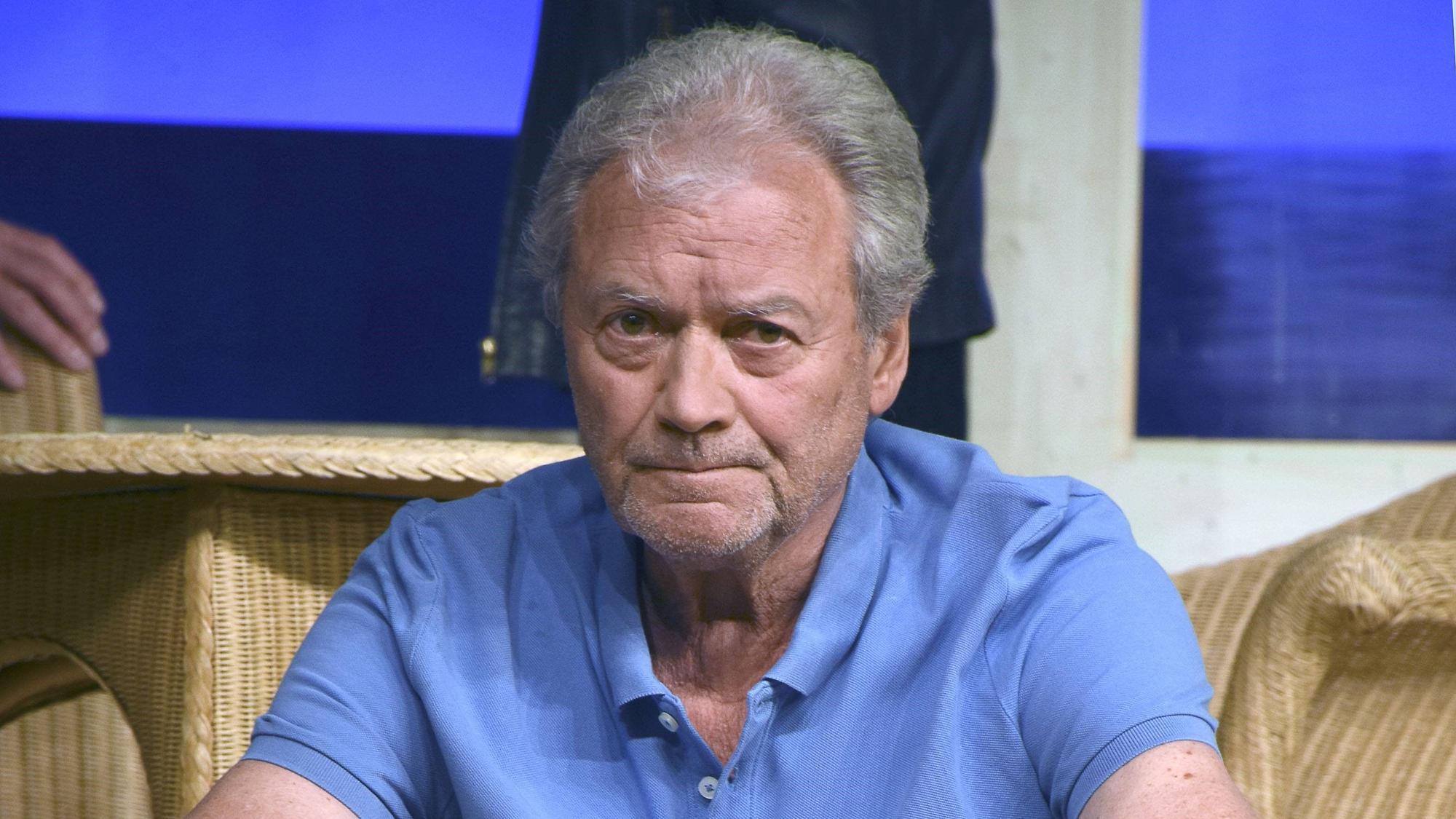 Hans-Jürgen Bäumler schaut ernst.