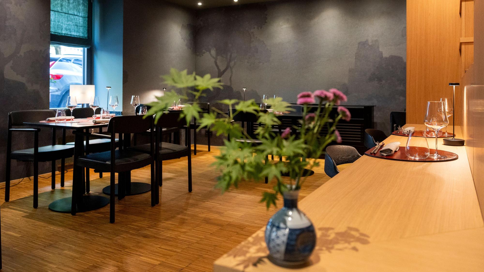 Das Restaurant Toki mit Tresen und Blick in den Raum mit Stühlen und Tischen.