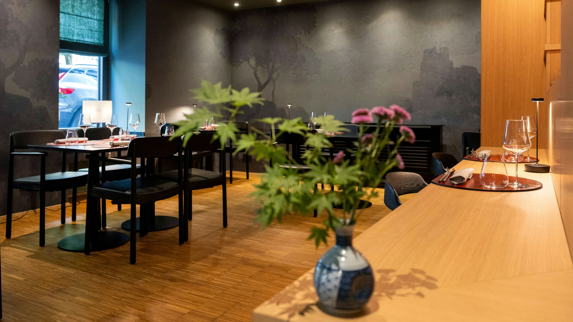 Das Restaurant Toki mit Tresen und Blick in den Raum mit Stühlen und Tischen.