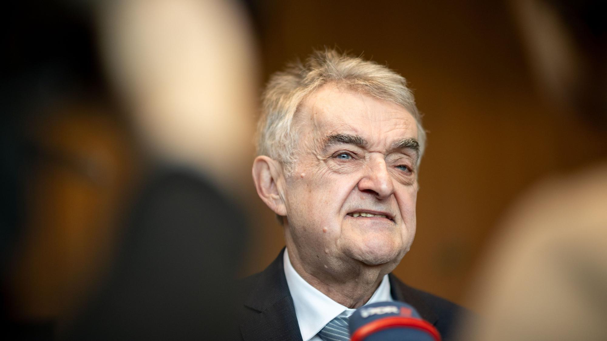 Herbert Reul (CDU), Innenminister von Nordrhein-Westfalen, stellte die polizeiliche Verkehrsunfallbilanz 2025 im Landtag in Nordrhein-Westfalen vor.