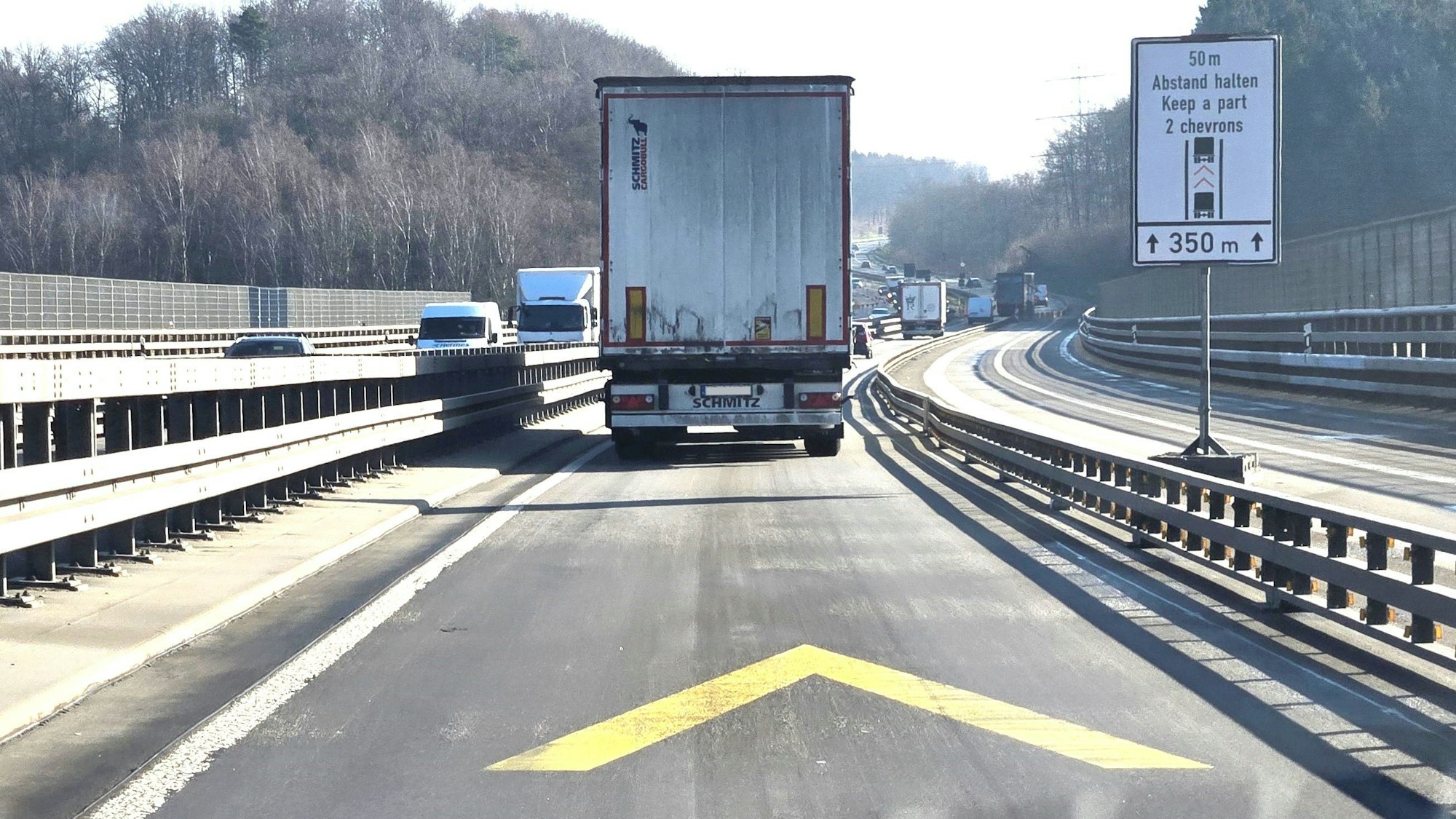 Ein Lkw auf der Autobahn.