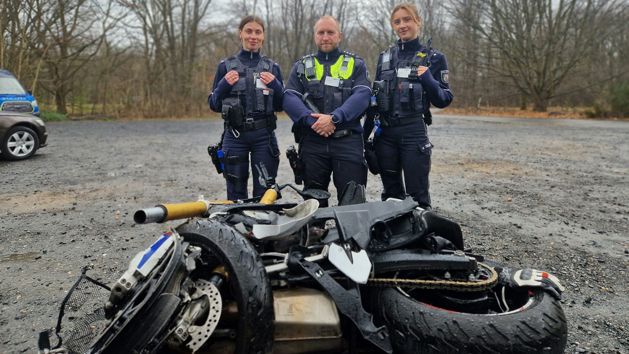Jasmin Yapca, Bernd Neese und Paula Siepe (v.l.)waren die ersten Polizisten am Unfallort an der Alten Kölner Straße, wo zwei Motorradfahrer im Juli 2025 starben.