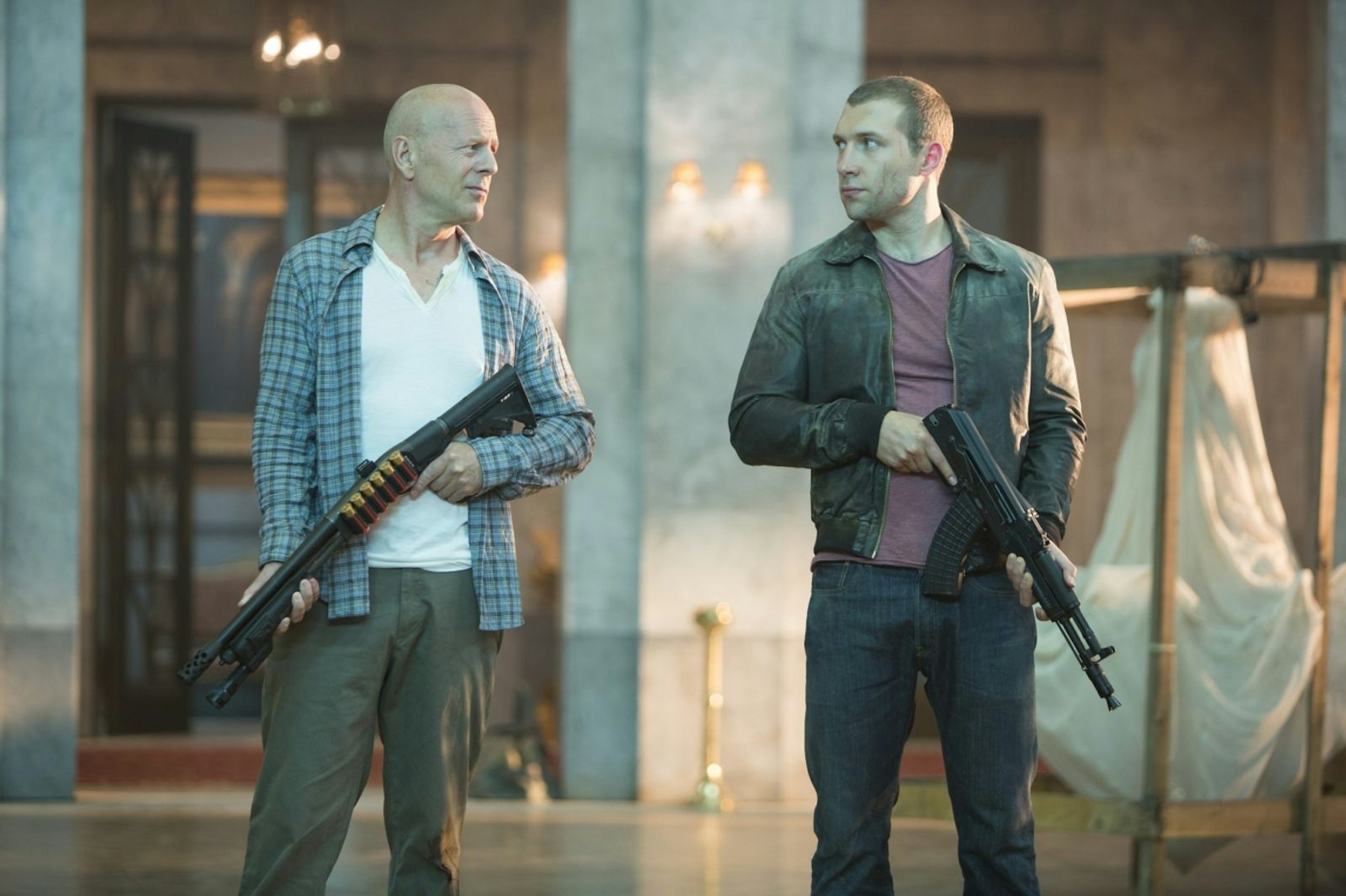 Jack McClane (Jai Courtney, rechts) und sein Vater John McClane (Bruce Willis) machen gemeinsame Sache, um sich gegen die Angreifer zur Wehr zu setzen. (Bild: 2013 Twentieth Century Fox Film Corporation. All rights reserved.)