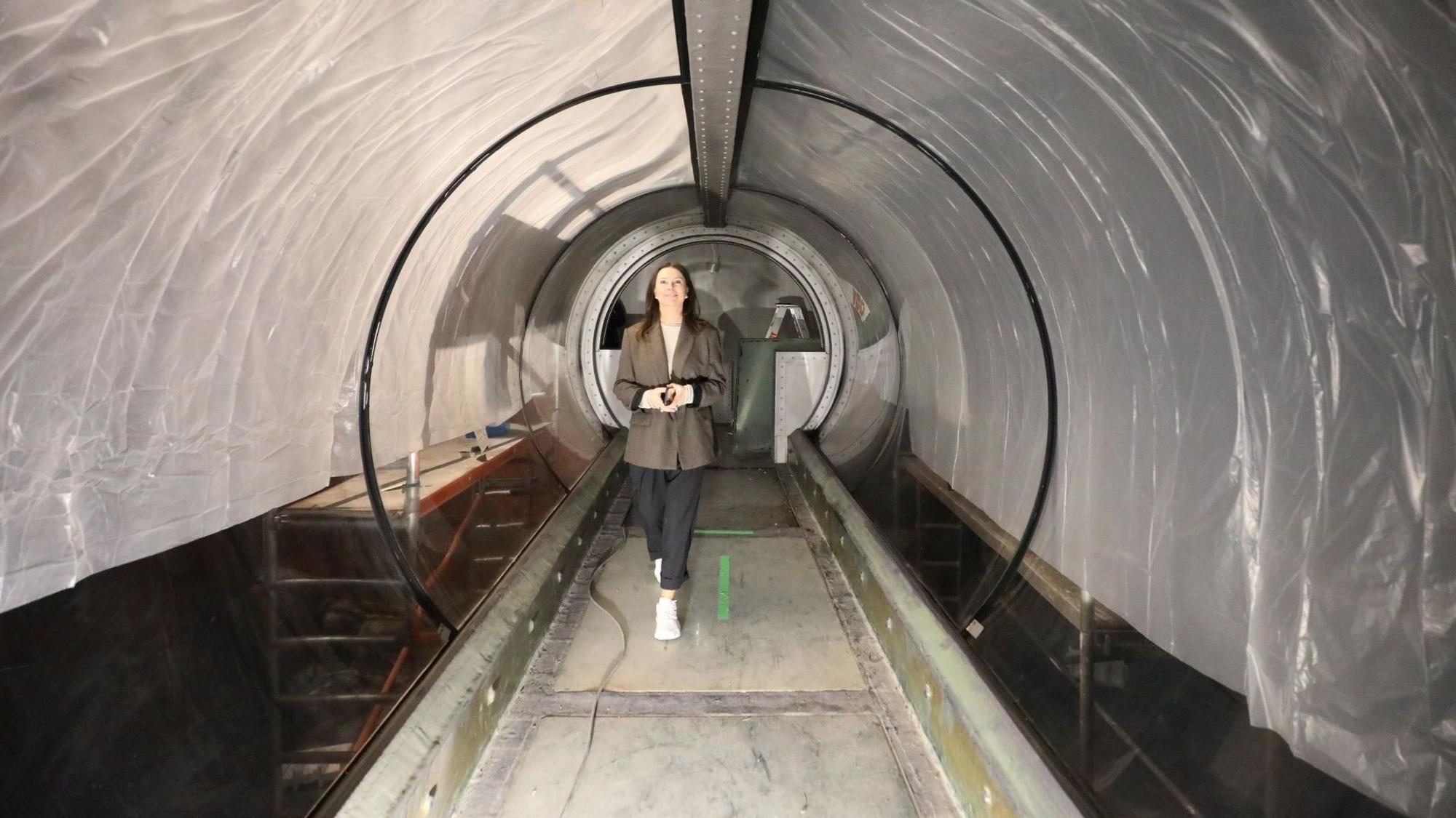 Kreativ-Direktorin Teresa Steinnus im ehemaligen Unterwasser-Tunnel, der als Attraktion weiterhin im Gebäude geblieben ist.