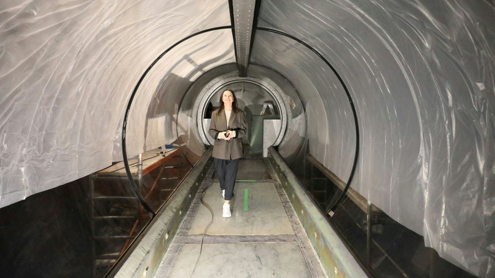 Kreativ-Direktorin Teresa Steinnus im ehemaligen Unterwasser-Tunnel, der als Attraktion weiterhin im Gebäude geblieben ist.