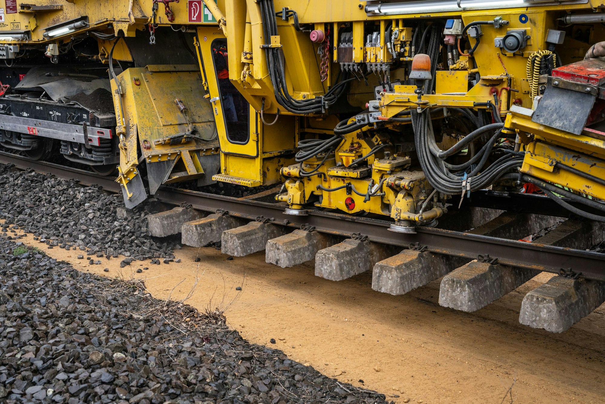 Die Gleise werden für die Arbeiten zweitweise angehoben.