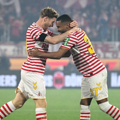 Florian Kainz jubelt mit Linton Maina.