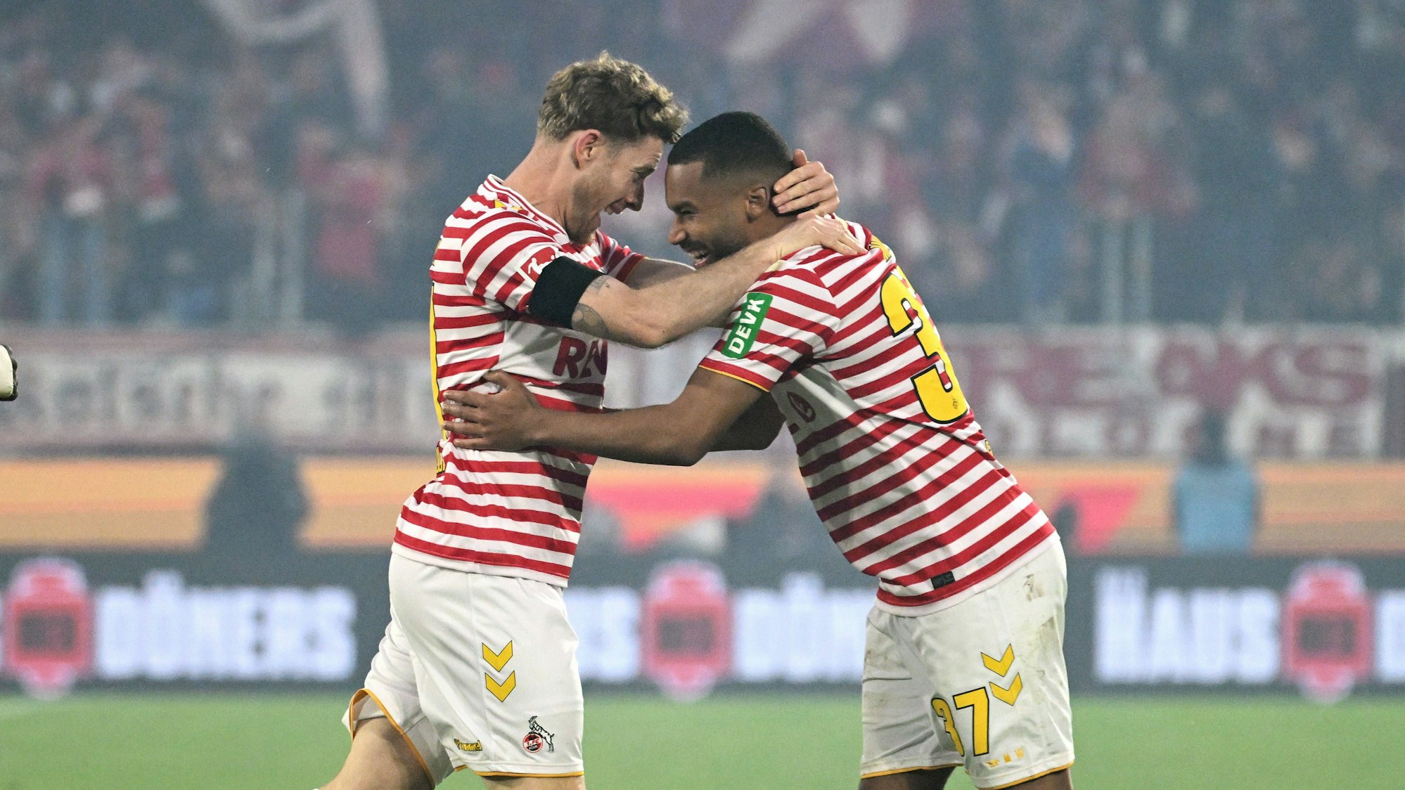 Florian Kainz jubelt mit Linton Maina.