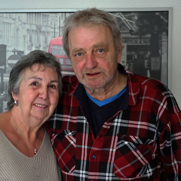 Ein Mann und eine Frau lächeln.