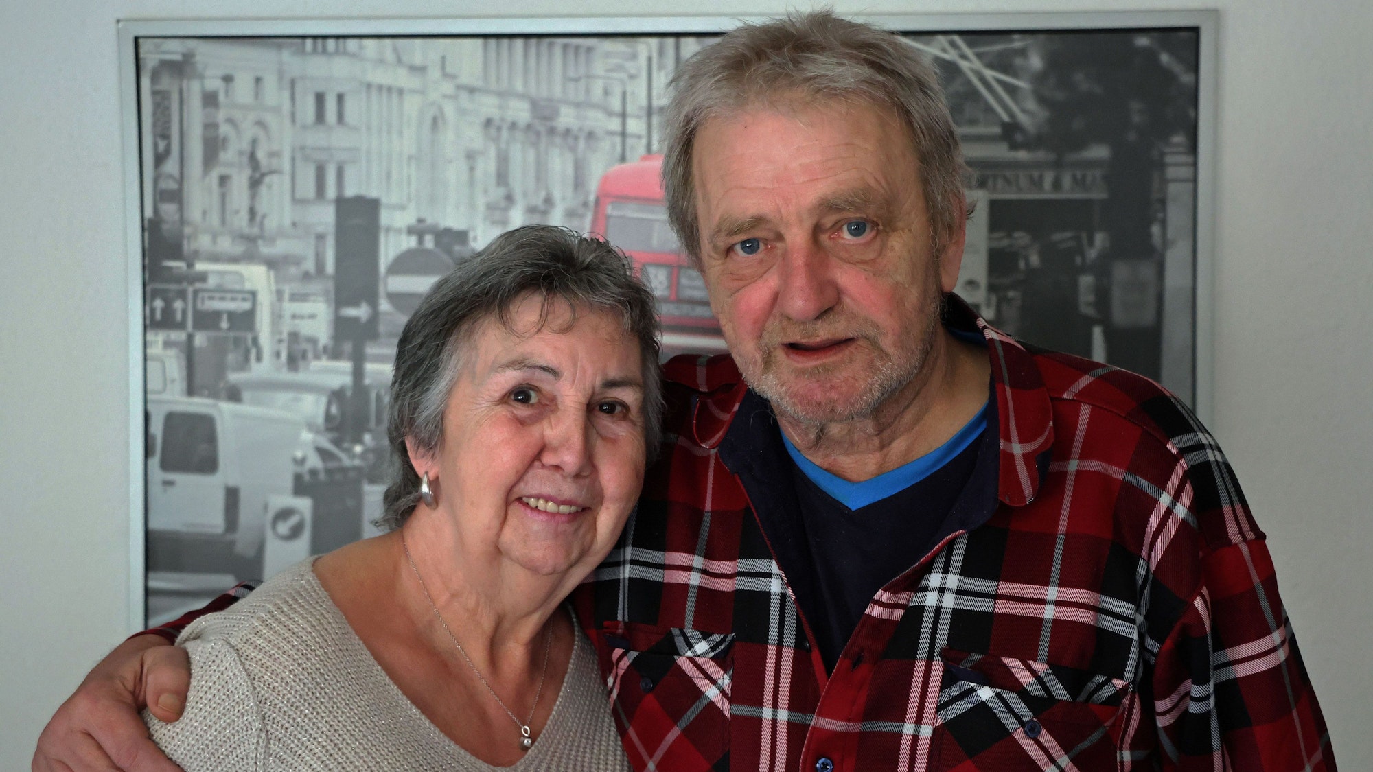 Ein Mann und eine Frau lächeln.