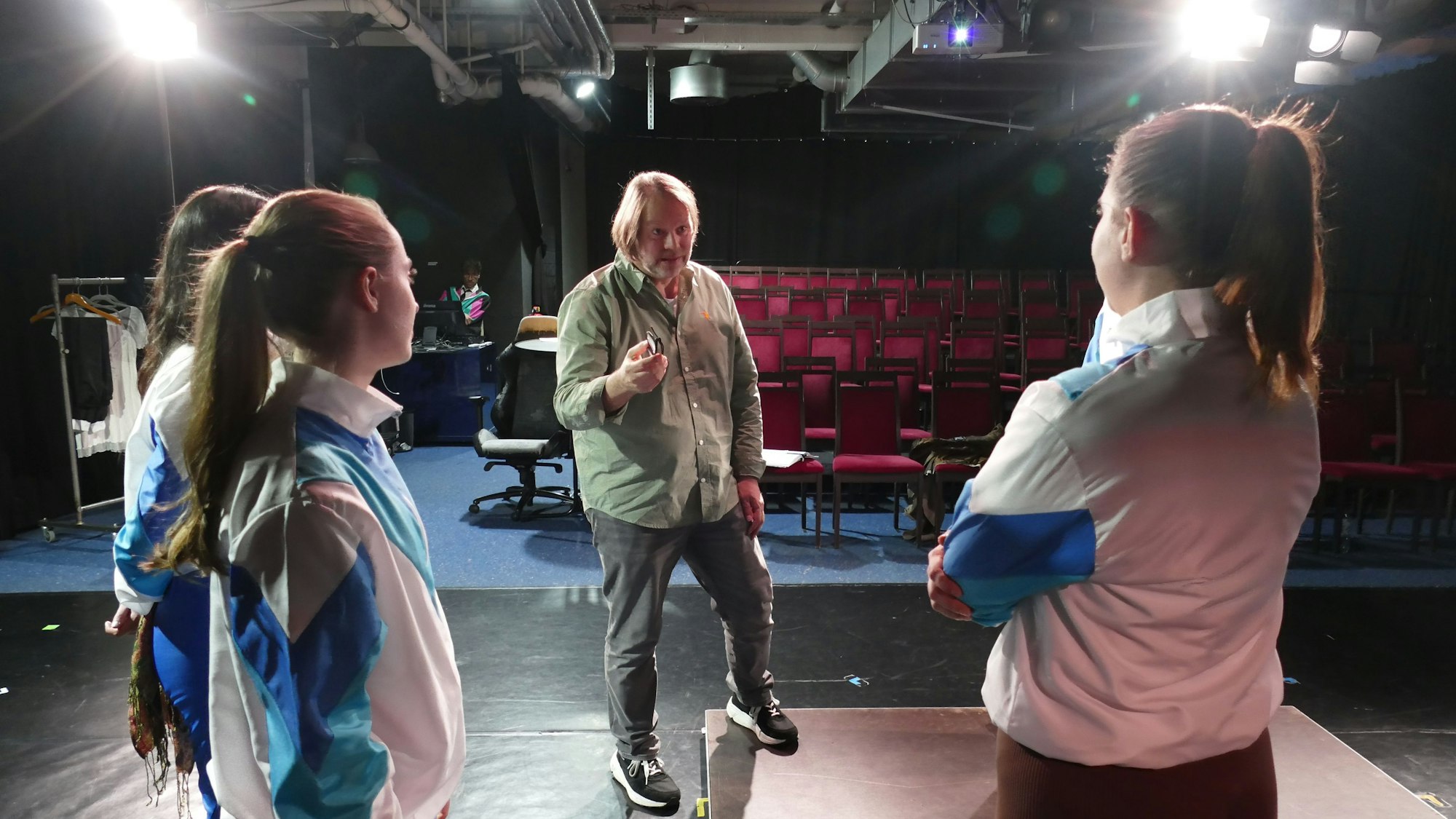 Regisseur Volker Maria Engel versucht, ein Netz zu spinnen, in dem sich die Schauspielerinnen und Schauspieler zurecht finden.