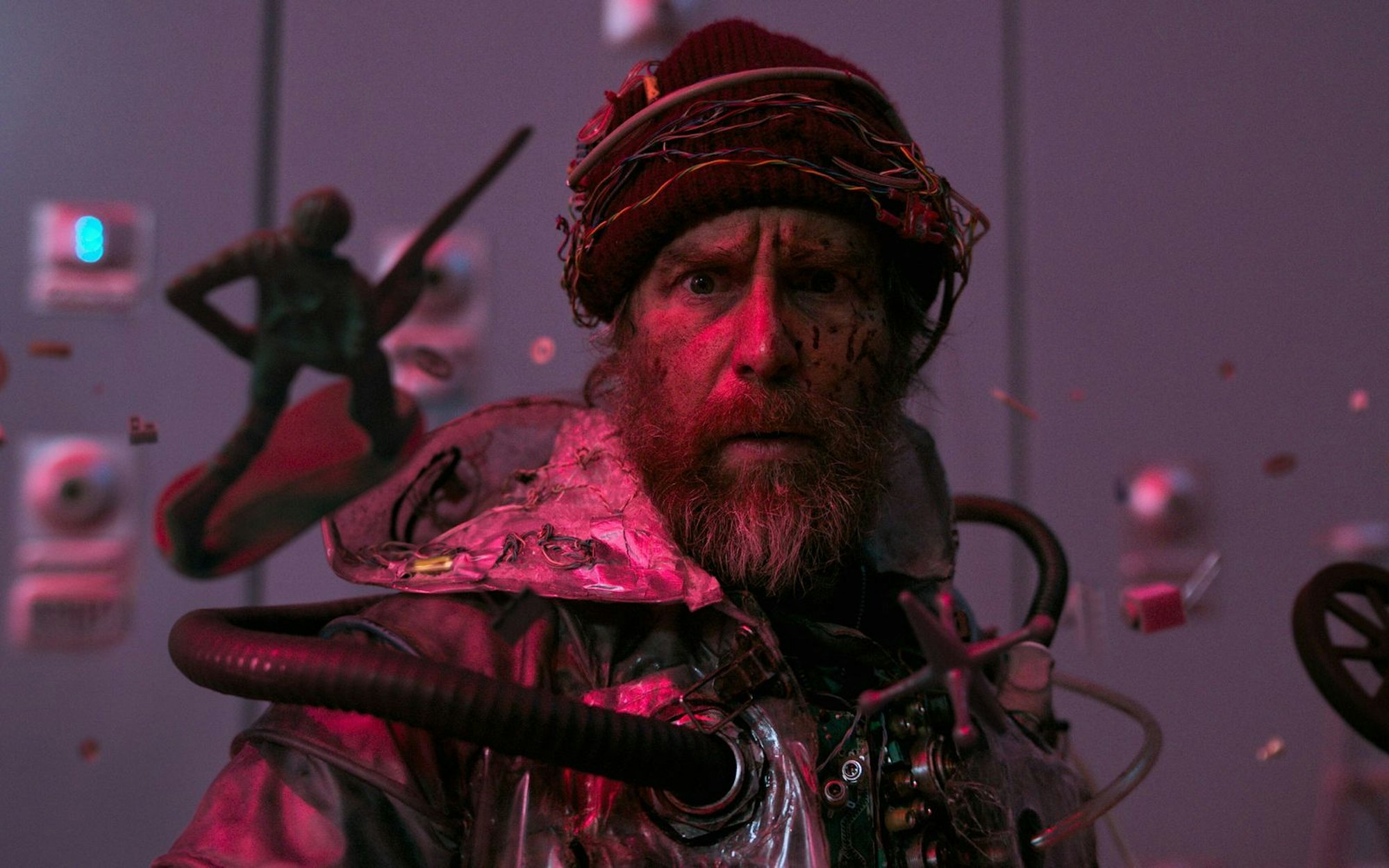 Sam Rockwell sieht in „Good Luck, Have Fun, Don't Die“ nicht nach einem klassischen Kinohelden aus, soll aber trotzdem die Welt retten. (Bild: Constantin Film Distribution GmbH)