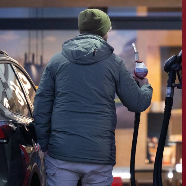 Ein Mann hält an einer Tankstelle eine Zapfpistole. (Symbolfoto)