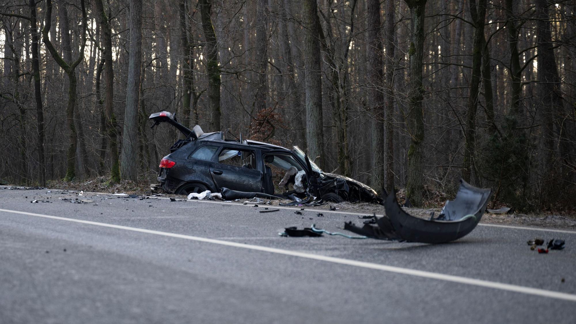 Ein Auto liegt nach einem Zusammenstoß mit einem anderen Auto im Straßengraben.