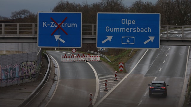 Die Überleitung von der Autobahn A3 in Fahrtrichtung Oberhausen auf die A4 in Richtung Innenstadt im Autobahnkreuz Köln-Ost sollte ursprünglich nur für wenige Wochen gesperrt werden.