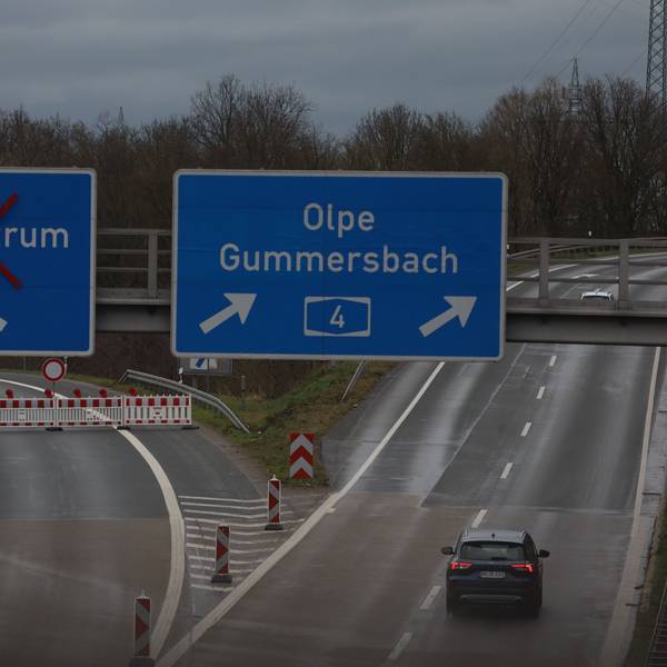 Die Überleitung von der Autobahn A3 in Fahrtrichtung Oberhausen auf die A4 in Richtung Innenstadt im Autobahnkreuz Köln-Ost sollte ursprünglich nur für wenige Wochen gesperrt werden.