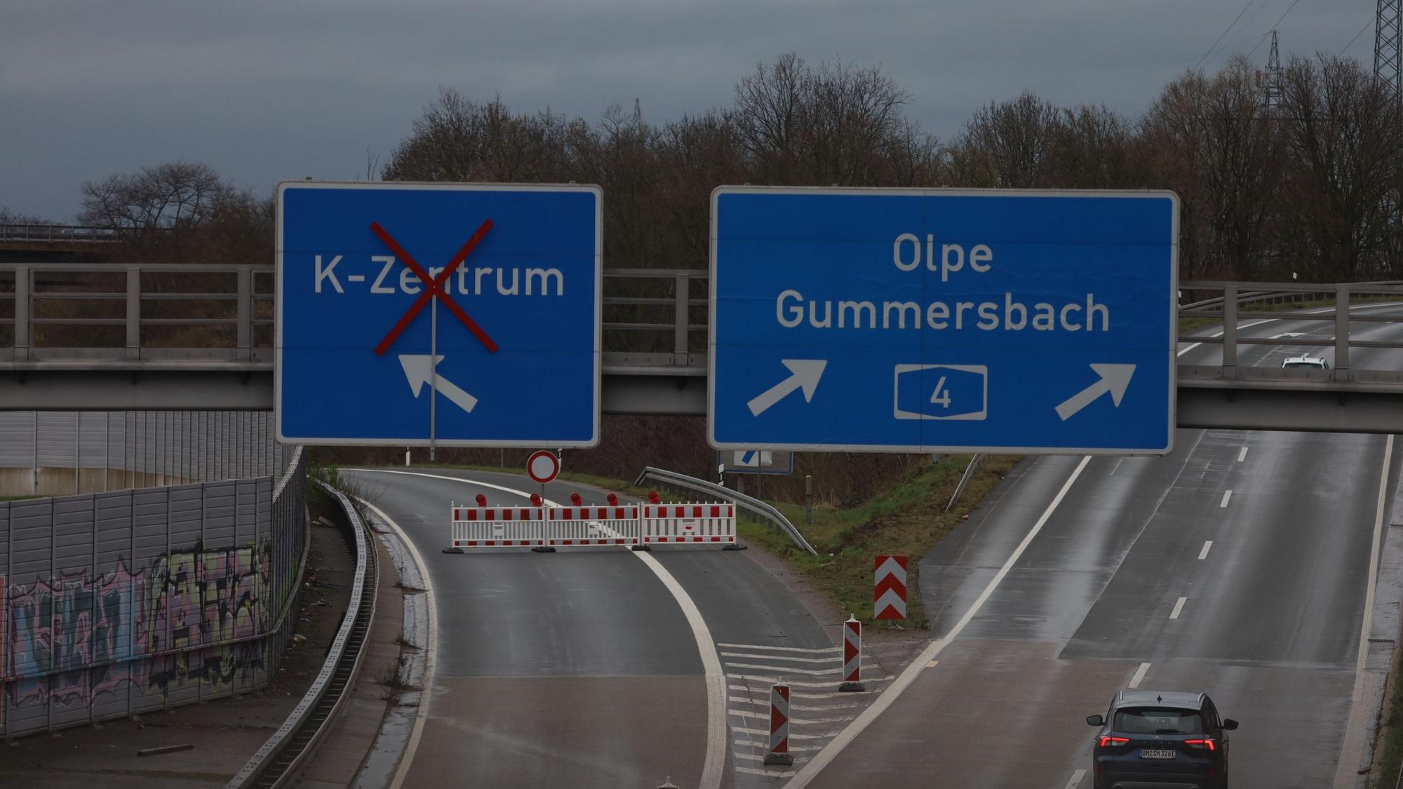 Die Überleitung von der Autobahn A3 in Fahrtrichtung Oberhausen auf die A4 in Richtung Innenstadt im Autobahnkreuz Köln-Ost sollte ursprünglich nur für wenige Wochen gesperrt werden.