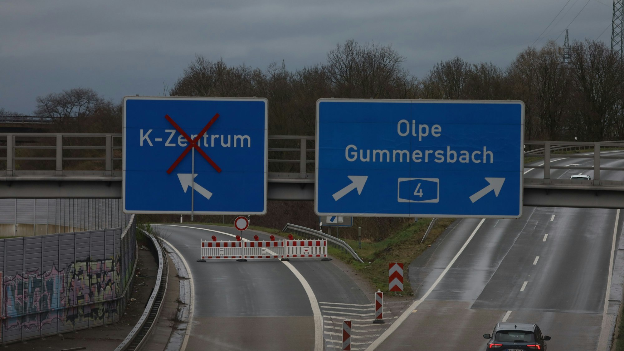 Die Überleitung von der Autobahn A3 in Fahrtrichtung Oberhausen auf die A4 in Richtung Innenstadt im Autobahnkreuz Köln-Ost sollte ursprünglich nur für wenige Wochen gesperrt werden.
