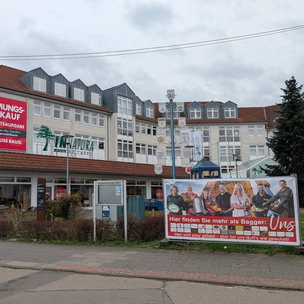 Das Foto zeigt eine Außenaufnahme des Möbelhauses.