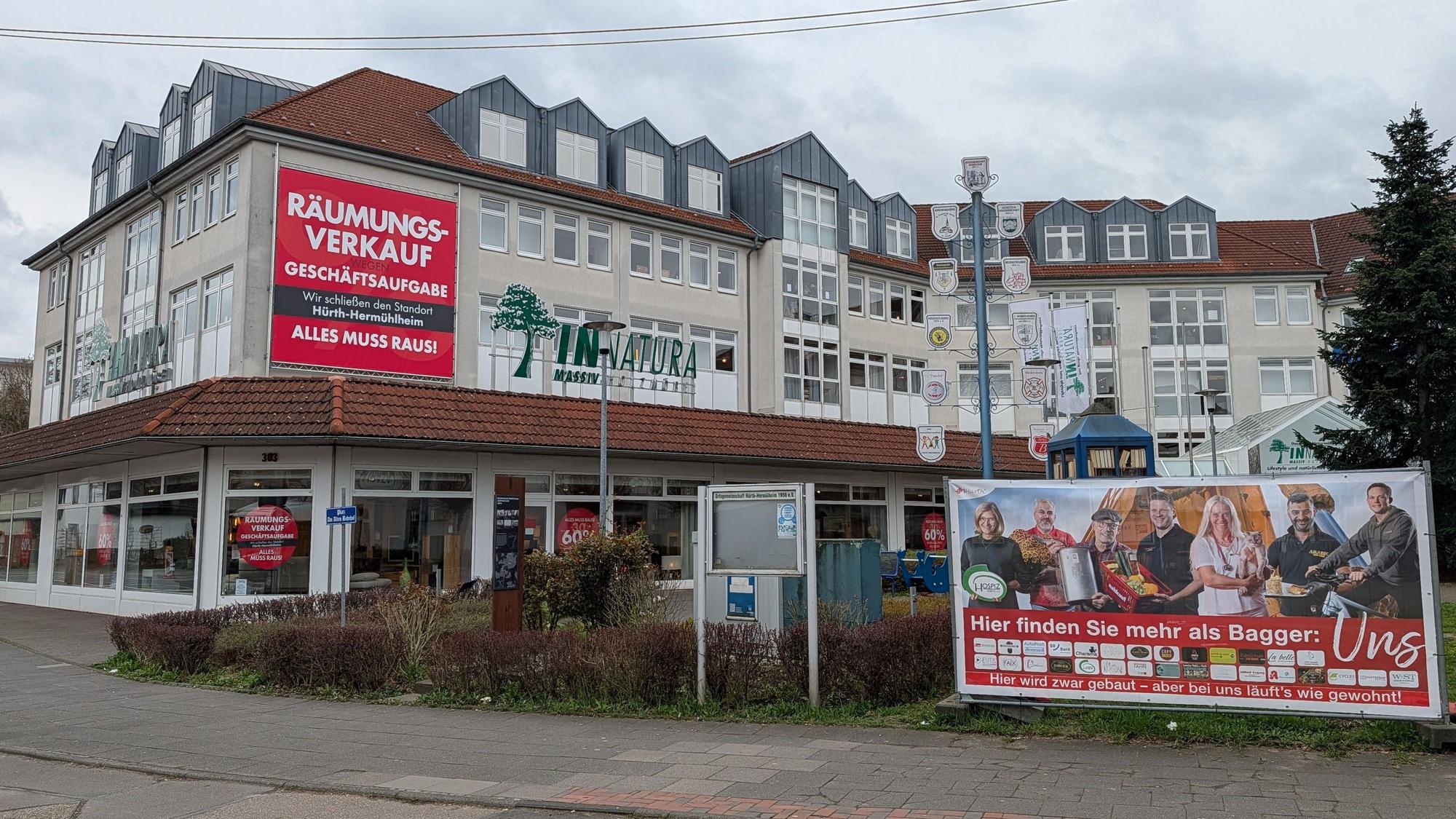 Das Foto zeigt eine Außenaufnahme des Möbelhauses.