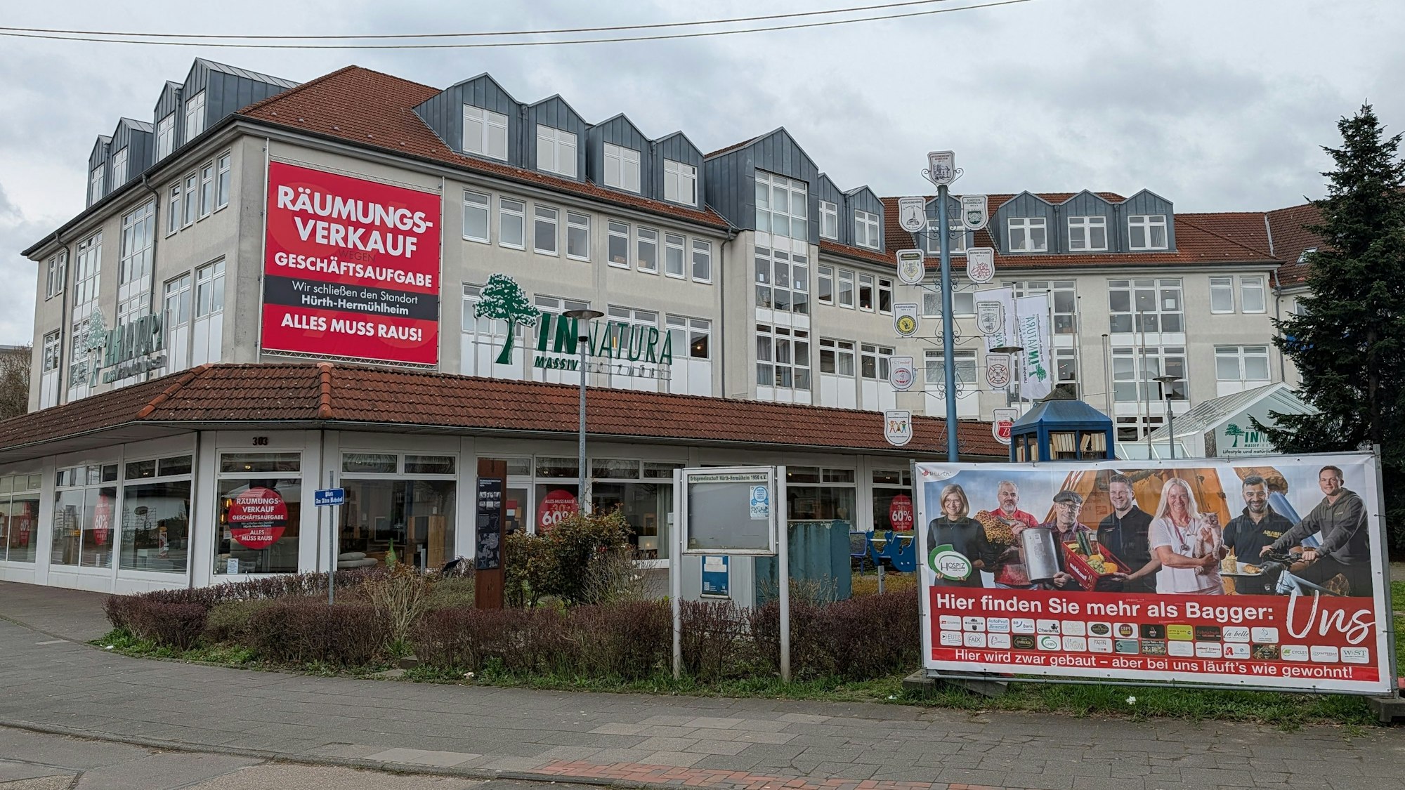 Das Foto zeigt eine Außenaufnahme des Möbelhauses.