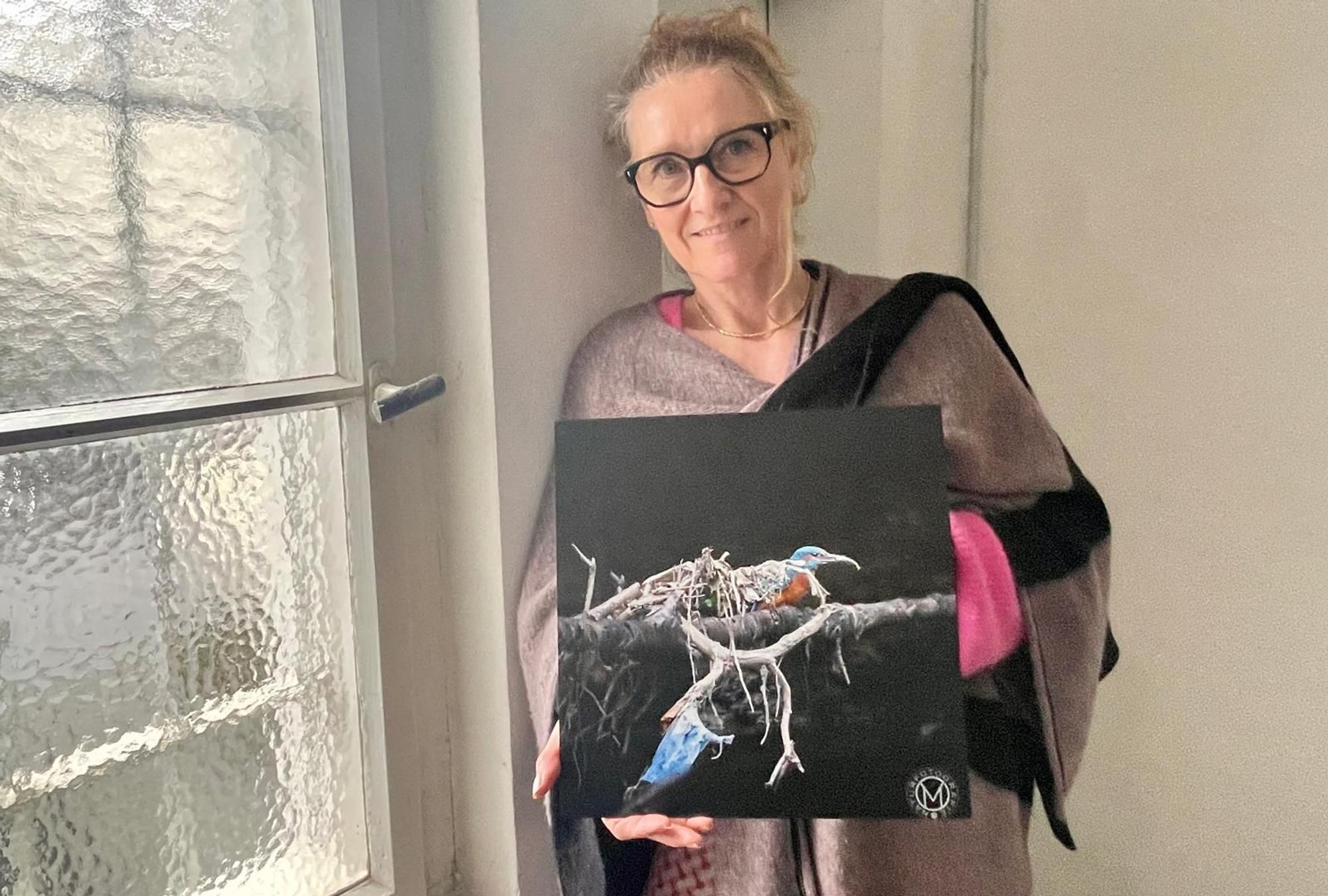 Verena Hammels Fotografie zeigt einen Eisvogel an der Wupper, neben einer Mülltüte.