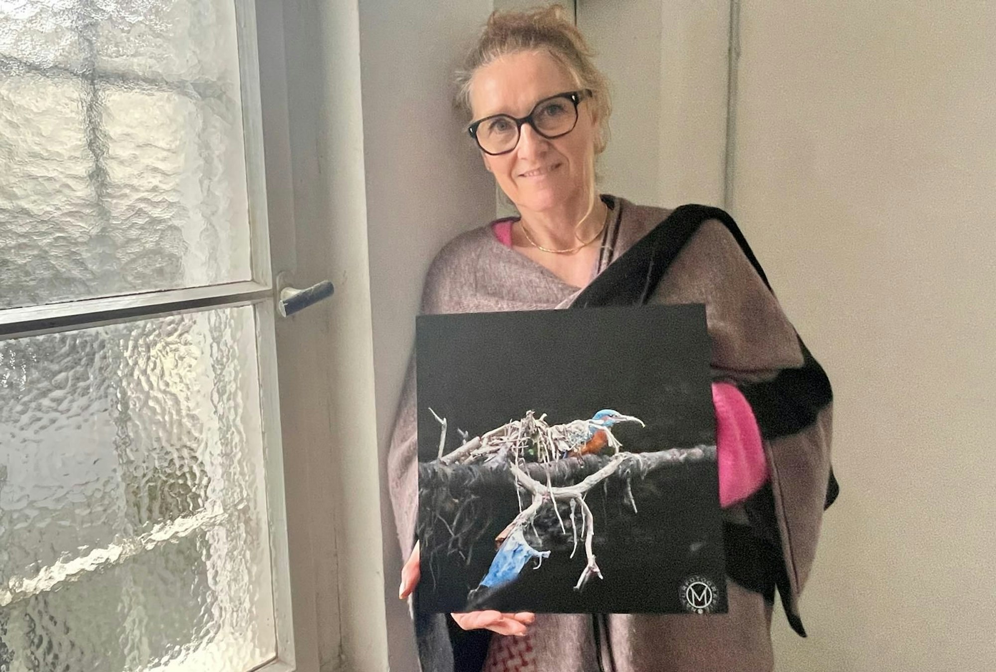 Verena Hammels Fotografie zeigt einen Eisvogel an der Wupper, neben einer Mülltüte.