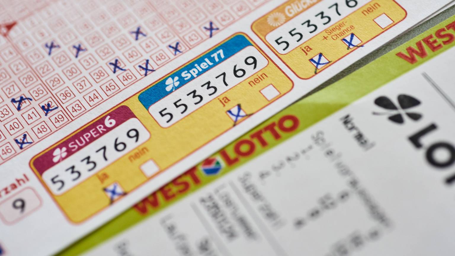 Spiel 77 ist eine Endziffernlotterie. Das heißt, stimmt die letzte Ziffer der Spielscheinnummer mit der Gewinnzahl überein, hat man bereits fünf Euro gewonnen. Das ist das Doppelte des Einsatzes je Ziehung (2,50 Euro).