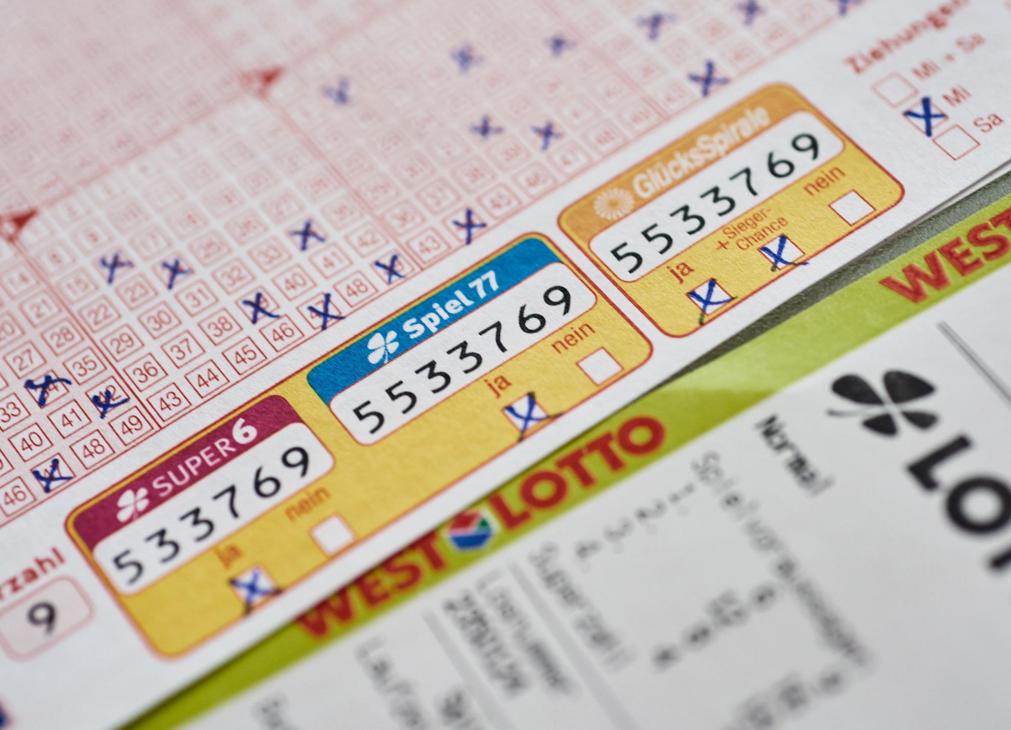 Spiel 77 ist eine Endziffernlotterie. Das heißt, stimmt die letzte Ziffer der Spielscheinnummer mit der Gewinnzahl überein, hat man bereits fünf Euro gewonnen. Das ist das Doppelte des Einsatzes je Ziehung (2,50 Euro).