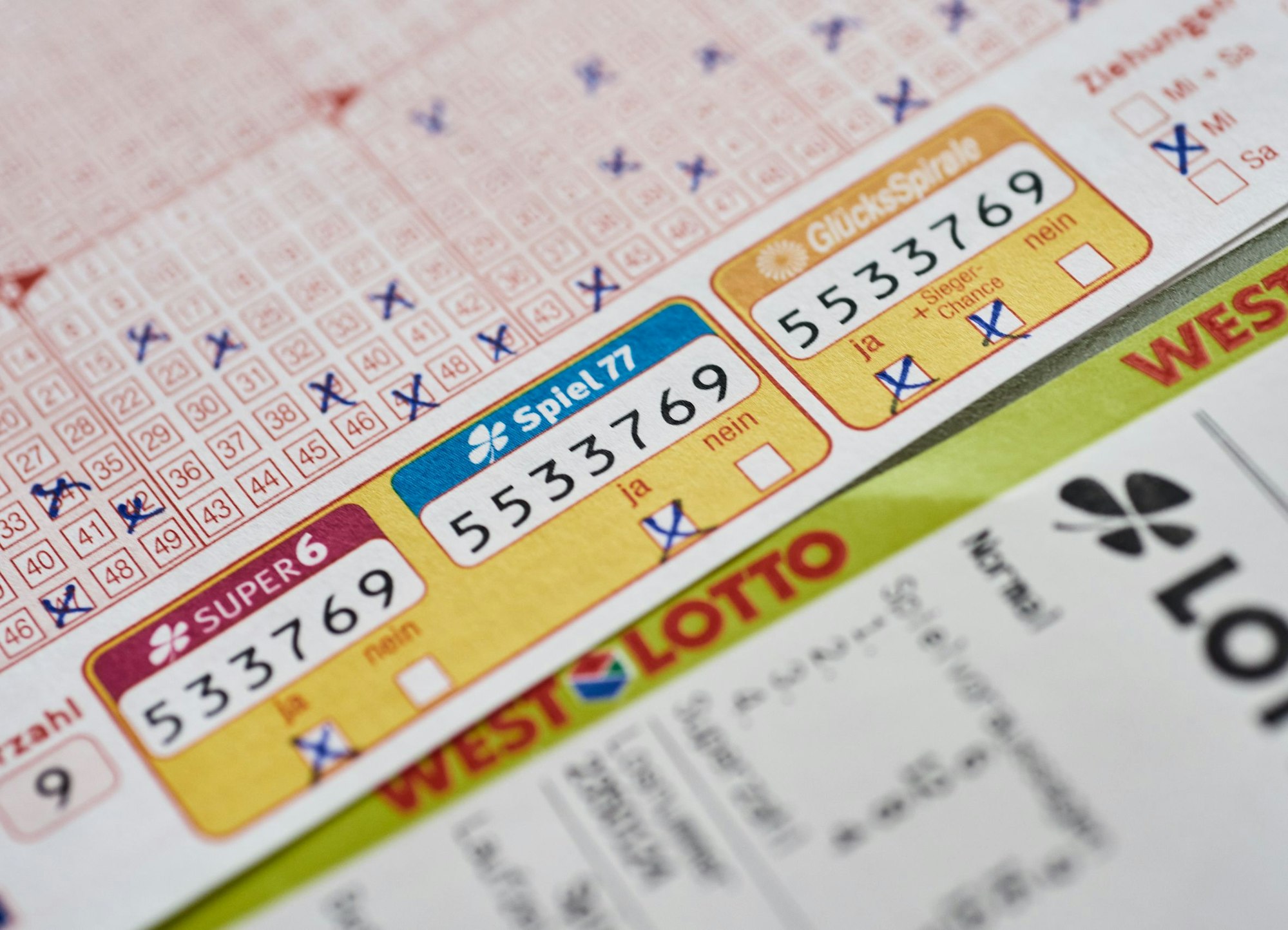 Spiel 77 ist eine Endziffernlotterie. Das heißt, stimmt die letzte Ziffer der Spielscheinnummer mit der Gewinnzahl überein, hat man bereits fünf Euro gewonnen. Das ist das Doppelte des Einsatzes je Ziehung (2,50 Euro).