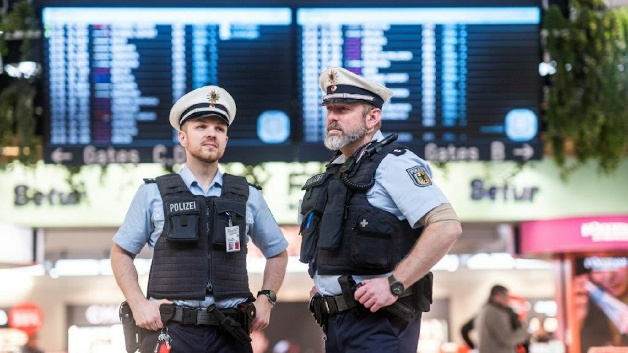 Ein Beamter der Bundespolizei an einem Schalter am Flughafen Köln/Bonn (Symbolbild).