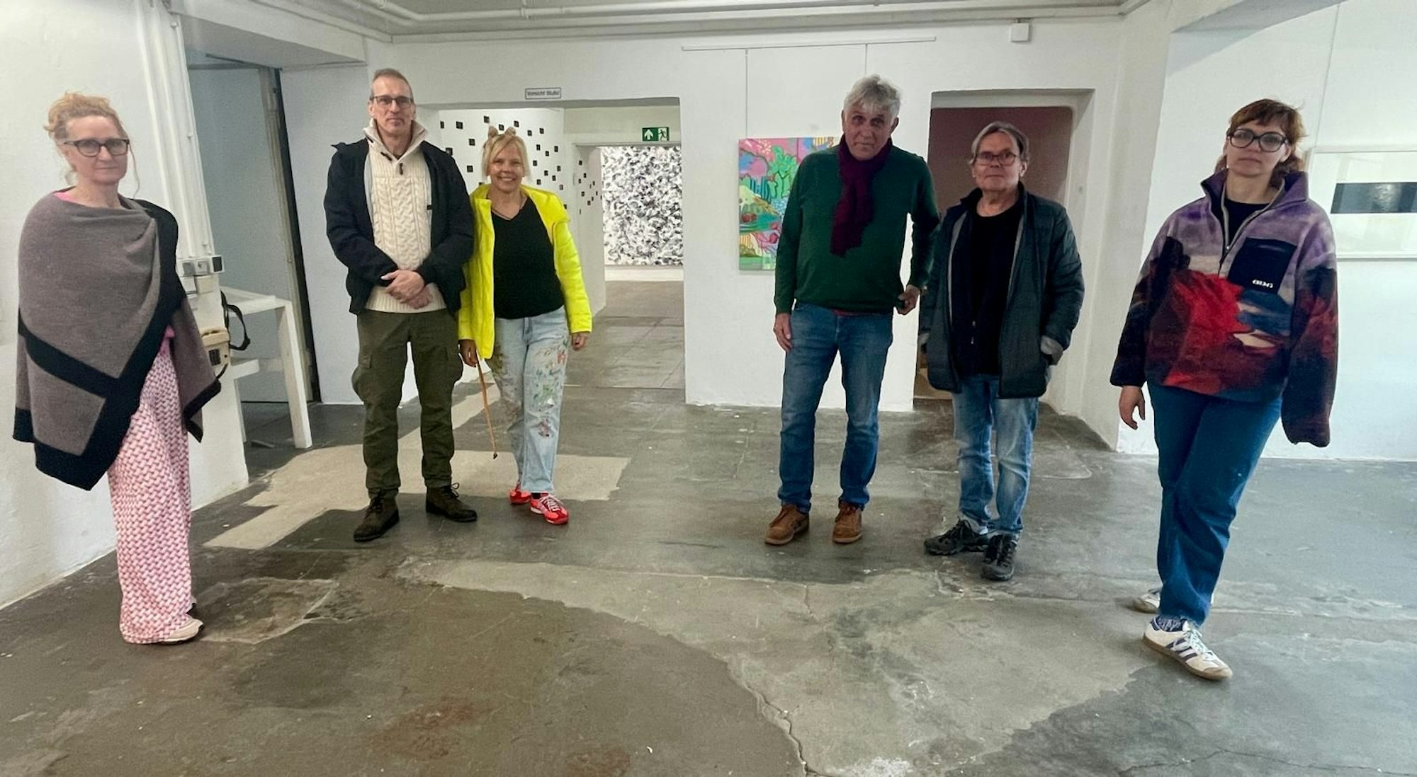 Die Künstler und Künstlerinnen zeigen ihre Kunst.