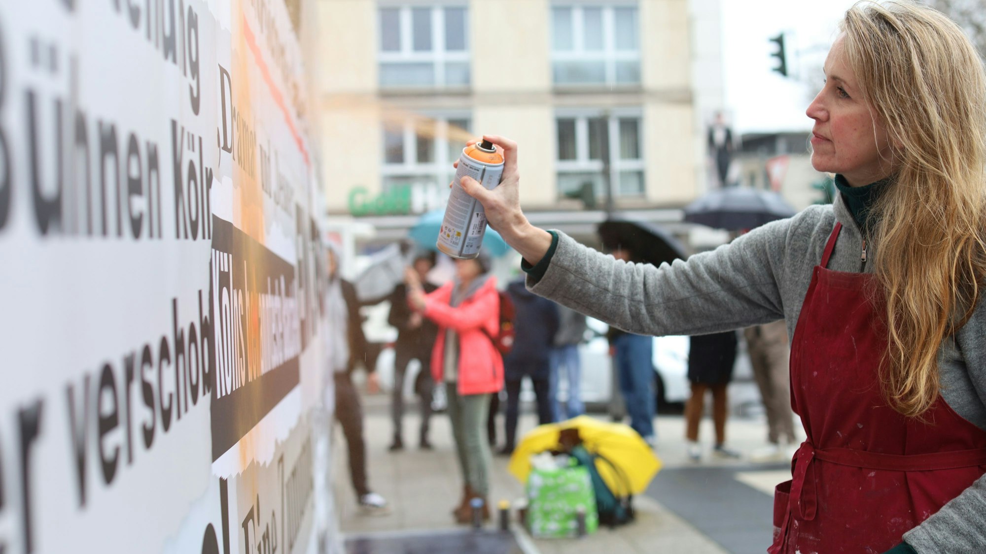 Künslterin Jeantte de Payrebrune am Frustzaun.