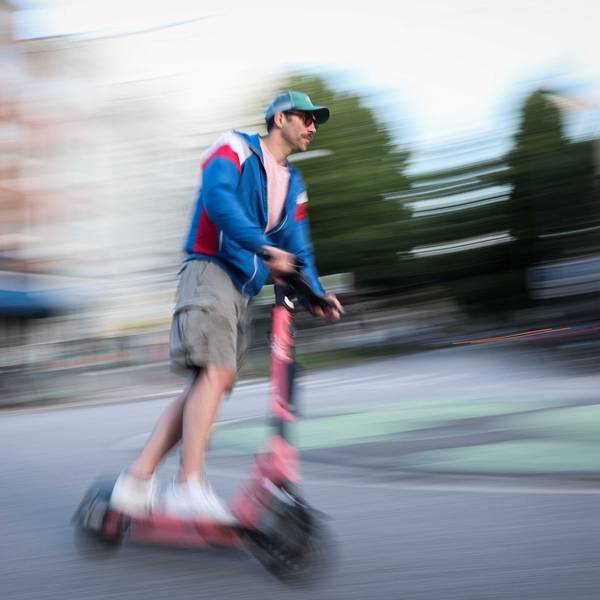 Ein Mann ist auf einem E-Scooter unterwegs – bislang ist dafür keine Fahrerlaubnis erforderlich.