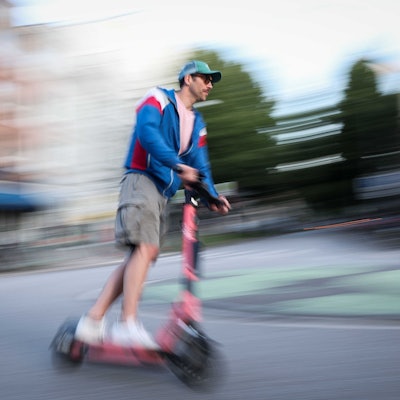 Ein Mann ist auf einem E-Scooter unterwegs – bislang ist dafür keine Fahrerlaubnis erforderlich.