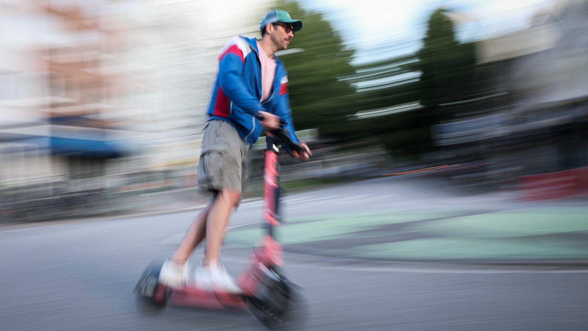Ein Mann ist auf einem E-Scooter unterwegs – bislang ist dafür keine Fahrerlaubnis erforderlich.