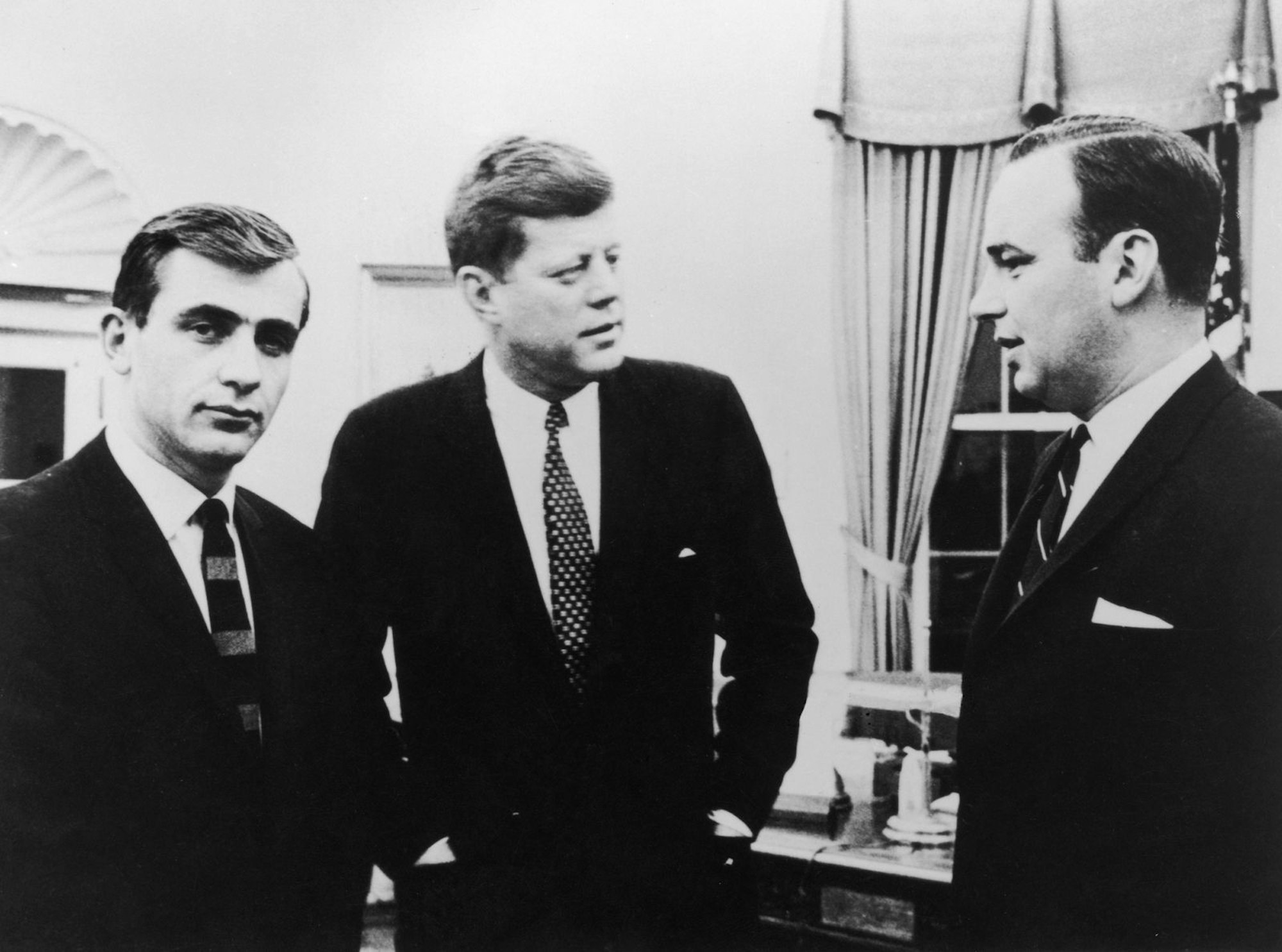 Schon früh suchte Rupert Murdoch (rechts) die Nähe zu den Mächtigen: 1962 traf er im Weißen Haus auf US-Präsident John F. Kennedy (Mitte). (Bild: Keystone/Hulton Archive/Getty Images)