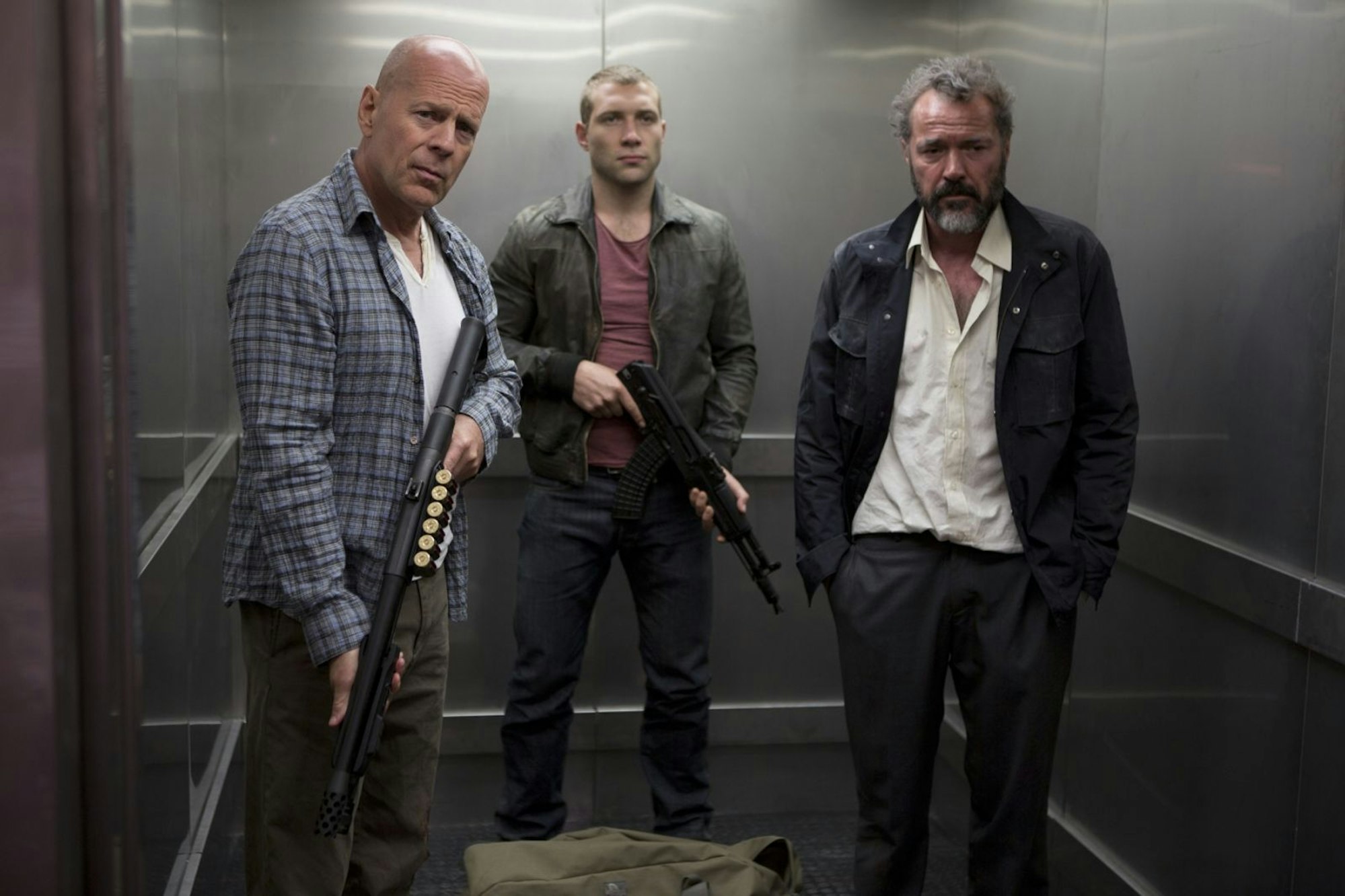 Gemeinsam versuchen John McClane (Bruce Willis, links) und sein Sohn Jack (Jai Courtney, Mitte), den Russen Komarov (Sebastian Koch) zu retten, der scheinbar Opfer einer politischen Verschwörung ist. (Bild: 2013 Twentieth Century Fox Film Corporation. All rights reserved.)