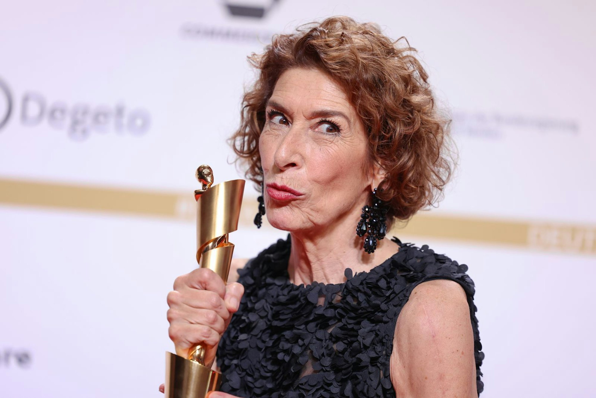 Sie sammelt fleißig Trophäen: Adele Neuhauser (67) posiert mit dem Preis für die „Beste Nebendarstellerin“ im Drama „15 Jahre“ bei der 74. Verleihung des Deutschen Filmpreises. (Bild: 2024 Getty Images/Gerald Matzka)